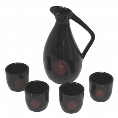 Jarra-4-vasos-sake-8781504.jpg
